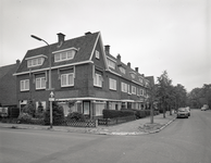 53046 Gezicht in de Beethovenlaan te Utrecht met de voorgevels van de huizen nrs. 11-lager; links de ingang van de ...
